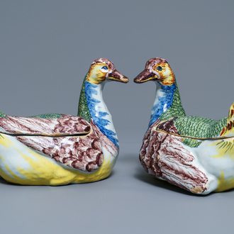 Een paar polychrome Delftse terrines in de vorm van eenden, 18e eeuw