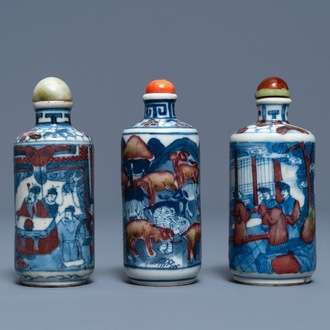 Drie Chinese blauw-witte en onderglazuur rode snuifflessen, Yongzheng merken, 19e eeuw