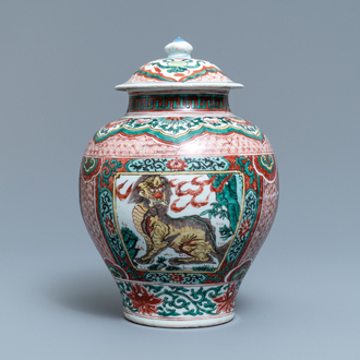Een Chinese wucai dekselvaas met decor van mythische dieren, Transitie periode