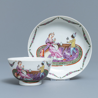 Een Chinese famille rose kop en schotel met een dame met haar dienaar, Qianlong