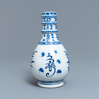 Een Chinese blauw-witte flesvormige vaas, Kangxi merk, 19e eeuw