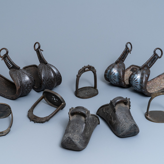 Vijf paar Chinese en Japanse bronzen stijgbeugels, 18/19e eeuw