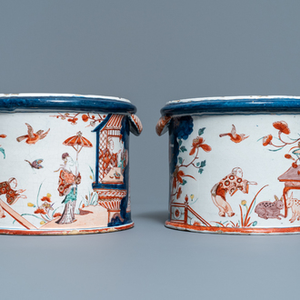Een uitzonderlijk paar polychrome Delftse petit feu koelers, 1e kwart 18e eeuw