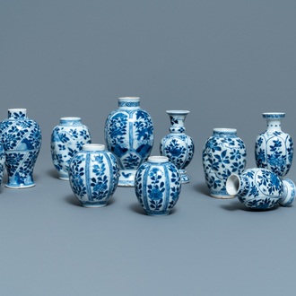 Elf kleine Chinese blauw-witte vazen met floraal decor, Kangxi