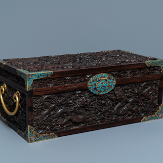 Een Chinees rechthoekig zitan houten kist met cloisonné monturen en vergulde bronzen handgrepen, Qing