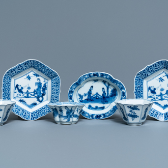 Drie Chinese blauw-witte koppen en schotels, Chenghua en hall merken, Kangxi