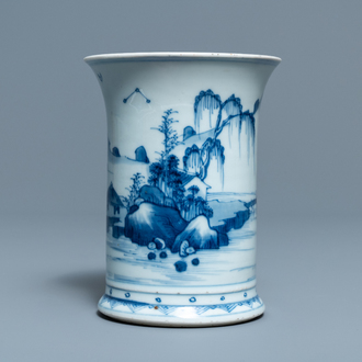 Een Chinese blauw-witte penselenbeker met een fijn landschap, Kangxi