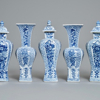 Een Chinees blauw-wit vijfdelig kaststel, Kangxi
