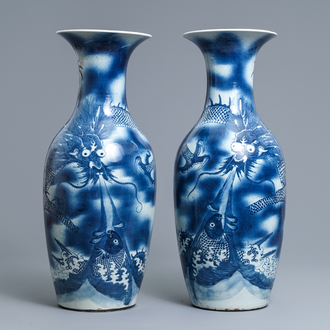 Een paar Chinese blauw-witte vazen met draken en karpers, 19e eeuw