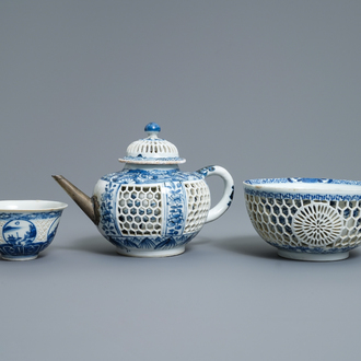 Een Chinese blauw-witte dubbelwandige opengewerkte theepot en twee kommen, Transitie periode