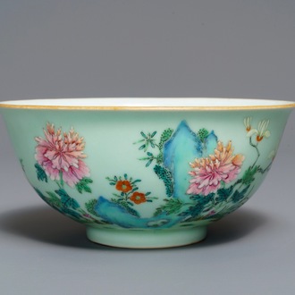 Een Chinese famille rose kom met floraal decor op celadon fondkleur, Qianlong merk, 19/20e eeuw