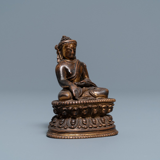 Een Sino-Tibetaanse verguld bronzen figuur van Boeddha, 16/17e eeuw
