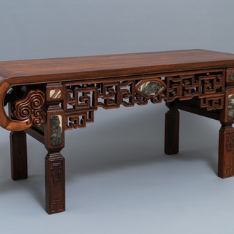 Une table basse de forme rectangulaire en bois incrusté de marbre aux coins arrondis, Chine, 19/20ème