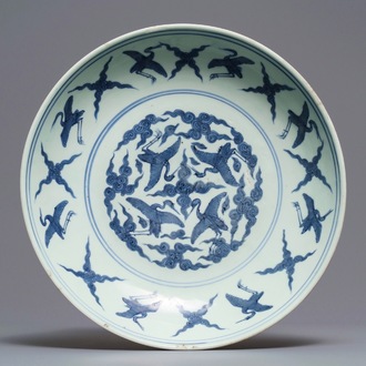 Een Chinese blauw-witte schotel met kraanvogels, 'fui gui chang ming' merk, Jiajing