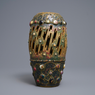 Een Amphora vaas met pseudo-edelstenen en bliksemdecor, Gres-Bijou series, Oostenrijk, begin 20e eeuw