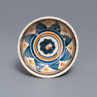 Een kom in polychrome Nederlandse majolica, begin 17e eeuw