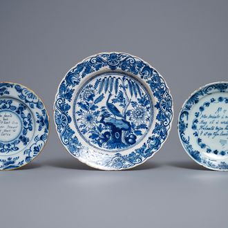 Twee blauw-witte Delftse spreukborden en een schotel, 18e eeuw