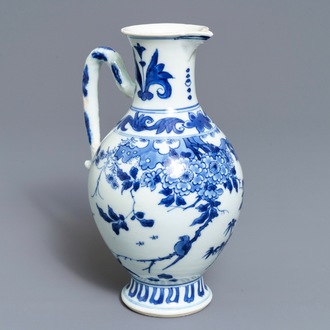 Een Chinese blauw-witte kan met floraal decor, Transitie periode