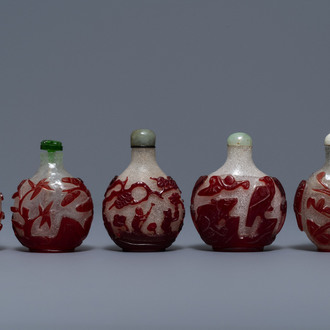 Vijf Chinese snuifflessen in meerlagig rood en snowflake glas, 18/20e eeuw