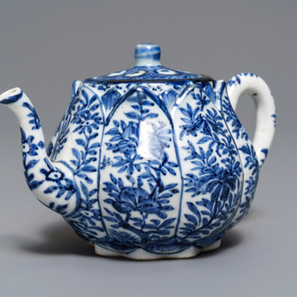 Een Chinese blauw-witte theepot in de vorm van een lotusbloem, Kangxi