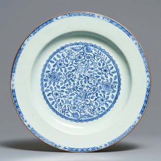 Een Chinese blauw-witte schotel met onderglazuur decor, Kangxi