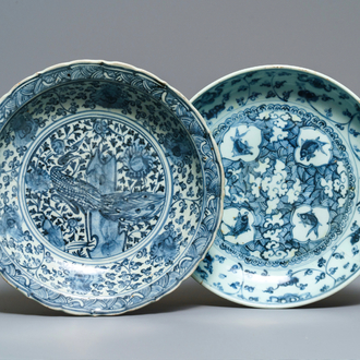 Twee Chinese blauw-witte schotels met een pauw en met vissen, Hongzhi