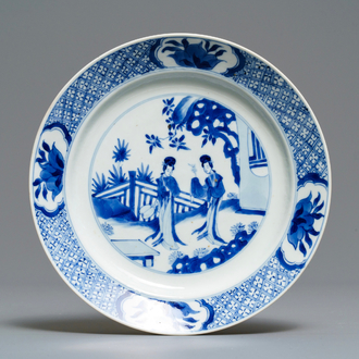 Een Chinees blauw-wit bord met Lange Lijzen, Kangxi merk en periode