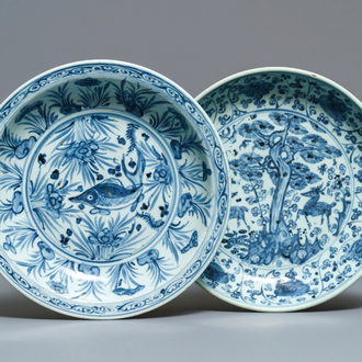 Twee Chinese blauw-witte schotels met een karper en met herten, Hongzhi