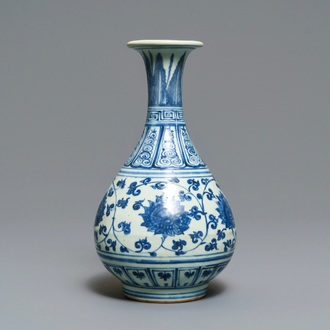 Een Chinese blauw-witte yuhuchunping vaas met lotusslingers, Hongzhi