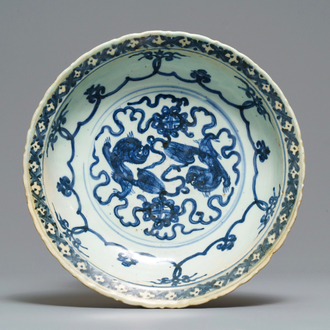 Een Chinese blauw-witte schotel met Boeddhistische leeuwen, Da Ming Nian Zhao merk, Jiajing