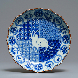 Een Chinees blauw-wit ko-sometsuke bord met een haas voor de Japanse markt, Chongzhen