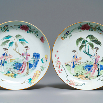 Een paar Chinese famille rose borden met dames in een tuin, Yongzheng/Qianlong