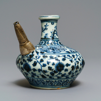 Een Chinese blauw-witte kendi met zilveren montuur, Ming