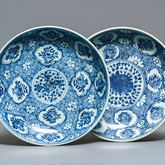 Twee Chinese blauw-witte schotels met floraal decor, Hongzhi