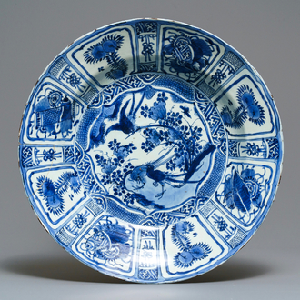 Een kapitale Chinese blauw-witte kraakporseleinen schotel met fazanten, Wanli