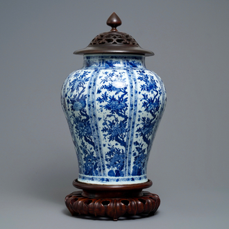 Een grote Chinese blauw-witte balustervaas met houten deksel en sokkel, Kangxi