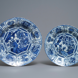 Twee Chinese blauw-witte kraakporseleinen schotels met een vlinder en een sprinkhaan, Wanli
