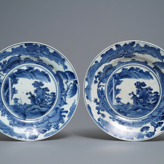 Een paar Japanse blauw-witte schotels met een berglandschap, Arita, Edo, 17/18e eeuw