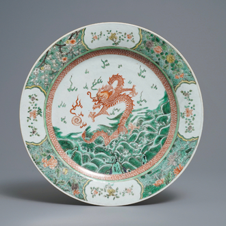 Een Chinese famille verte schotel met een draak bij de vlammende parel, Kangxi