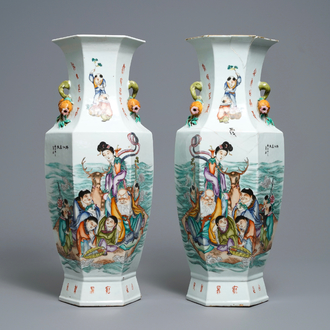 Een paar hexagonale Chinese qianjiang cai vazen met onsterfelijken, gesign. Wang Qi, gedat. 1918