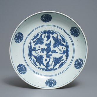 Een Chinese blauw-witte schotel met kraanvogels, Jiajing merk en periode