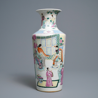 Een Chinese famille rose rouleau vaas met hofscènes, 19e eeuw