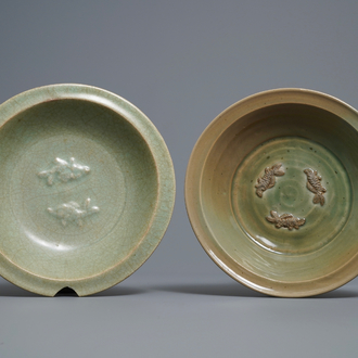 Twee Chinese Longquan celadon borden met vissen, Ming