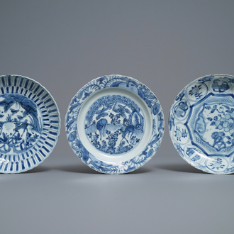 Drie Chinese blauw-witte kraakporseleinen borden met herten en bloemen, Wanli