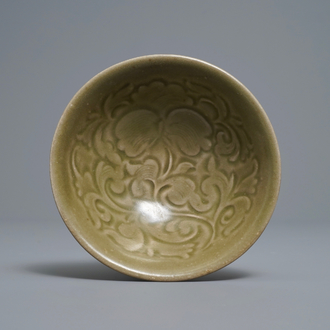Een Chinese yaozhou celadon kom met floraal decor, Song