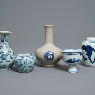 Drie Chinese blauw-witte vazen, een penselenwasser en een stem cup, Ming en later