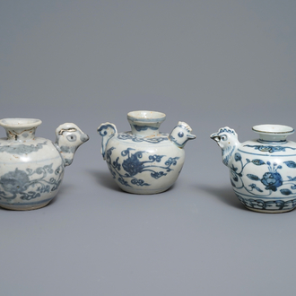 Drie Chinese blauw-witte waterdruppelaars met kippenkoppen als tuiten, Ming