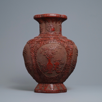 Een Chinese vaas in rood lakwerk, Qianlong merk, 19/20e eeuw