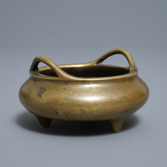 Een Chinese bronzen driepotige wierookbrander, Xuande merk, 18/19e eeuw