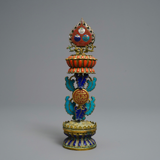 Een Chinees altaarornament in verguld brons en cloisonné, 19e eeuw